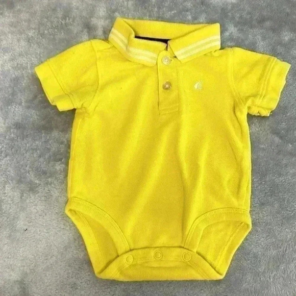 Tommy Hilfiger and OshKosh - 2 piece infant set. Size 6/6-9 months - Picture 2 of 7